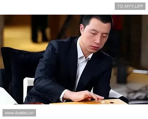 古力这生活简直跟职业棋手一点关系都没有，谁能想到他的桌上堆满了高档咖啡和限量手办？